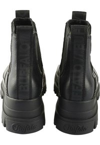 Sorte skinn ankleboots med en kraftig såle, elastiske sidelapper og en bakre løftestropp, med preget merkevare på baksiden.