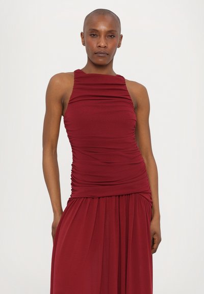 Burgunderfarbenes ärmelloses Kleid mit geraffter Textur am Oberteil, fließendem Rock und hohem Ausschnitt. Glatte Stoffoberfläche mit weichem Finish.