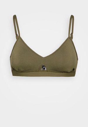 Bralette verde oliva com copas triangulares, alças finas ajustáveis e um detalhe frontal com corte, apresentando acabamentos em preto. Textura suave.