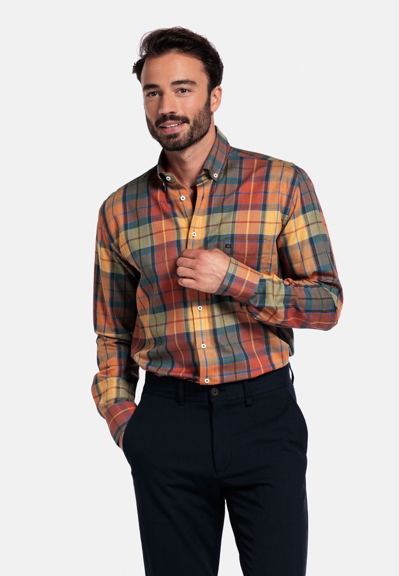Overhemd met knoopsluiting, versierd met een groot multicolor ruitpatroon in tinten van oranje, groen en blauw, met een klassieke kraag en een borstzak.