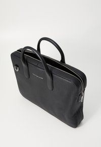 Sort læder laptop taske med dobbelte top-håndtag, lynlåslukning, tekstureret overflade og et logo i sølv-tone. Glat indvendig foret.
