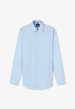 Hellblaues Langarmhemd mit durchgehender Knopfleiste, klassischem Kragen und knöpfbaren Manschetten, flach auf einem weißen Hintergrund ausgelegt.