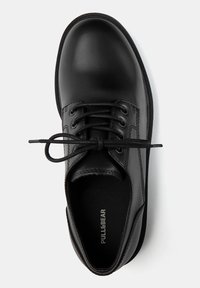 PULL&BEAR Obutev z vezalkami - black