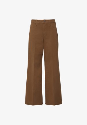 Brązowe spodnie typu szerokie nogawki z przednimi kieszeniami, szlufkami na pasek i zapięciem na guzik, prezentowane na białym tle.