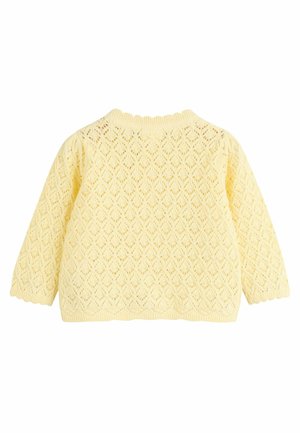 Gul strikket sweater med diamantmønster, rund halsudskæring og lange ærmer. Har en ribkant ved kanten og ærmerne.