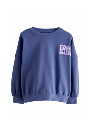 Lila Sweatshirt mit rundem Halsausschnitt, überschnittenen Schultern und Bündchen. Der Text auf der Vorderseite lautet "GOOD ENERGY" in hellrosa. Weicher Stoff.