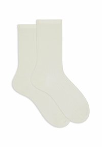 Due calze a coste di lunghezza crew di colore bianco sporco disposte piatte, sovrapposte, con punta rinforzata e polsini elasticizzati.