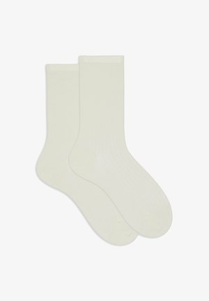 Zwei schlichte, cremefarbene, gerippte Socken in Crew-Länge, flach ausgelegt und übereinanderliegend, mit verstärkter Zehenpartie und elastischen Bündchen.
