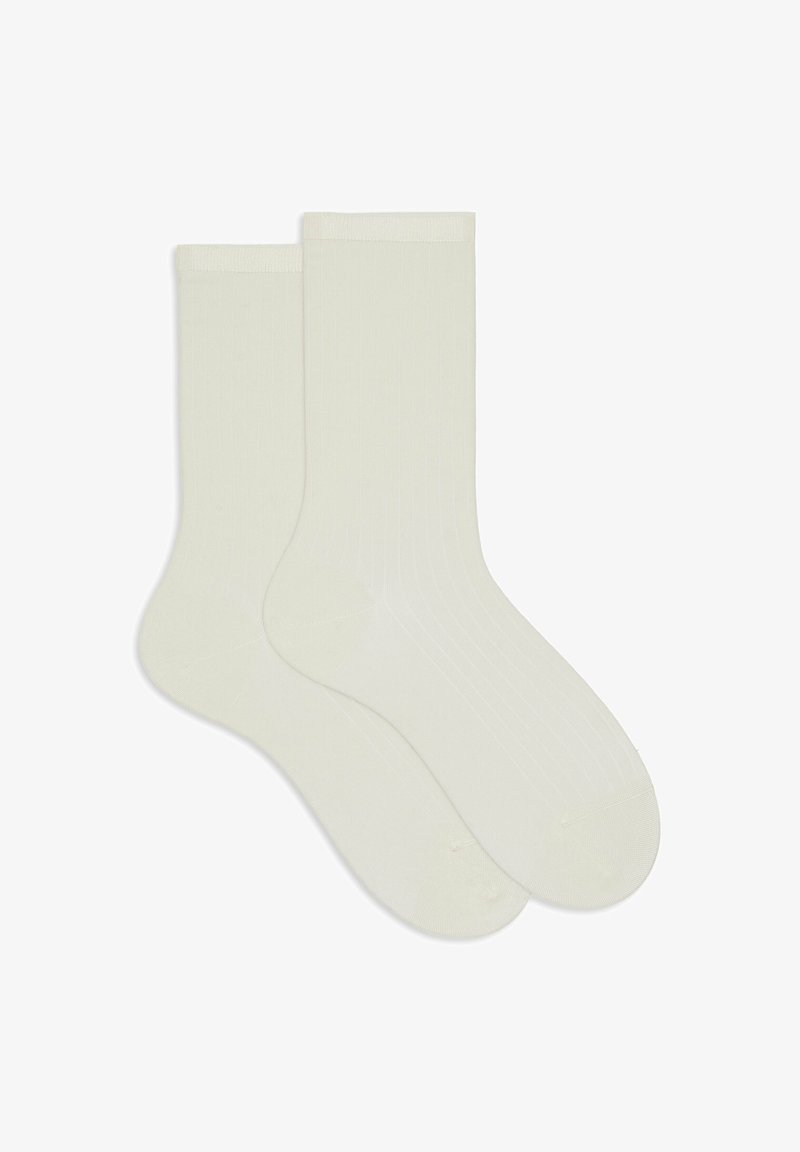 Due calze a coste di lunghezza crew di colore bianco sporco disposte piatte, sovrapposte, con punta rinforzata e polsini elasticizzati.