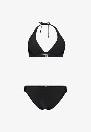 Conjunto de bikini negro que presenta un top de cuello halter con un diseño de V profunda y un herraje central plateado, combinado con una parte inferior clásica de tiro alto.