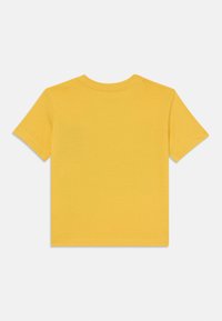 Gelbes T-Shirt mit kurzen Ärmeln und rundem Halsausschnitt. Aus weicher Baumwolle gefertigt, zeichnet es sich durch saubere Nähte und ein einfaches, einfarbiges Design aus.