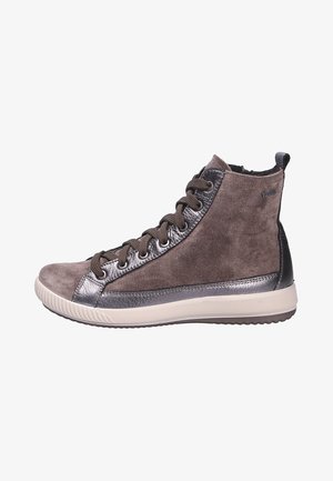 Baskets montantes en suede marron avec des accents métalliques. Présente des textures contrastées, des lacets ronds et une semelle en caoutchouc. Logo subtil sur le côté.