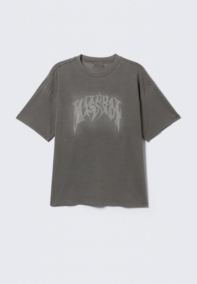 Graues übergroßes T-Shirt aus Baumwolle mit einem strukturierten Grafiklogo auf der Vorderseite. Kurze Ärmel und rundem Halsausschnitt.