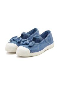 Scarpe di tela blu con una trama morbida, dotate di punte in gomma bianca e due fiocchi decorativi sulla parte anteriore per un tocco di originalità.