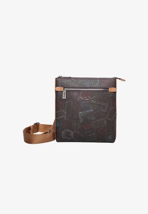Borsa a tracolla marrone scuro con motivi di francobolli, chiusura con zip e spallacci sintetici marrone chiaro. Presenta un’etichetta con logo e bordi accentuati.