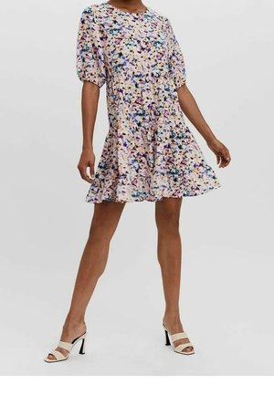 Kleid mit Blumenmuster in Pastellfarben, kurzen Puffärmeln, rundem Ausschnitt und ausgestelltem Rock. Kombiniert mit Riemchen-Sandaletten mit hohem Absatz.