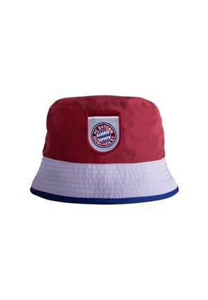 Rood-witte bucket hat met blauwe bies met FC Bayern München-logo op de voorkant in het midden.