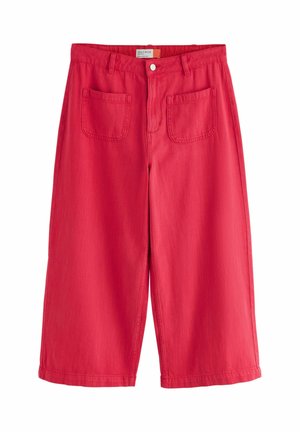 Rote, verkürzte Hose mit weitem Bein, aufgesetzten Fronttaschen, Gürtelschlaufen, Knopfverschluss und mittelhohem Bund.