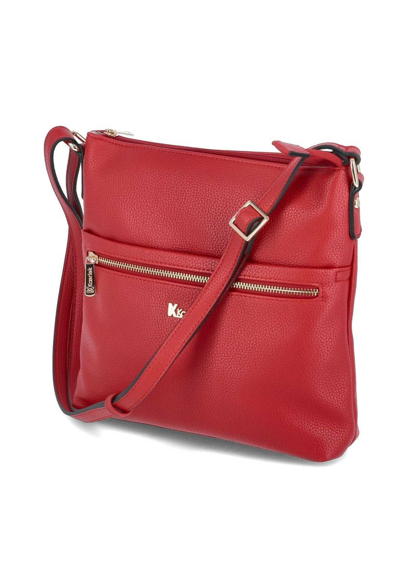 Rote Leder-Umhängetasche mit strukturiertem Finish, verstellbarem Tragegurt, einer vorderen Reißverschlusstasche und goldfarbenen Hardware-Details.