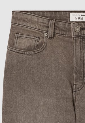 Szare dżinsy z pięciopocketowym wzorem, z zapięciem na guzik i zamek błyskawiczny. Widoczne są subtelne detale tekstury i przeszyć.