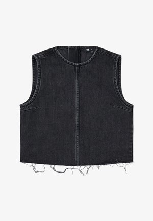 Chaleco sin mangas de mezclilla negra con escote redondeado, costuras visibles, dos bolsillos delanteros y detalle de dobladillo sin acabar.