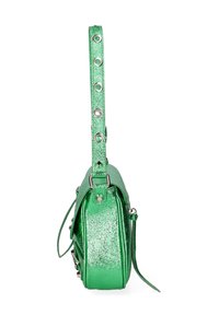 Borsa a tracolla verde metallizzata con finitura testurizzata, tracolla regolabile e dettagli in metallo argentato. Forma rettangolare con design compatto.
