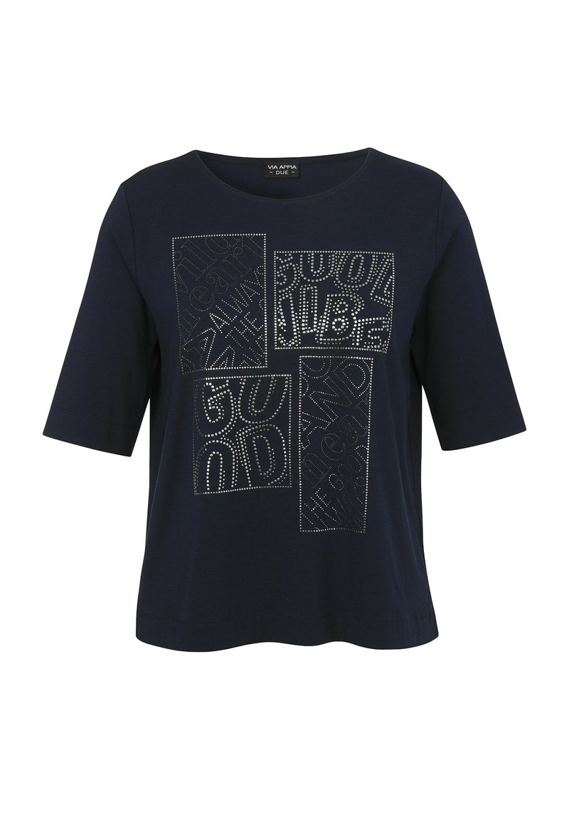 Navyblauwe t-shirt met een ronde halslijn en korte mouwen, versierd met zilver gekleurde studded tekstpatronen in een gridlay-out op de voorkant.