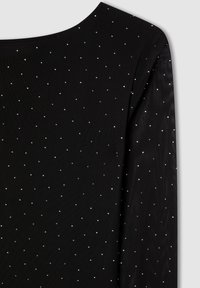 Czarny top z długim rękawem i szerokim dekoltem, wykonany z teksturowanej tkaniny ozdobionej rozproszonymi srebrnymi zdobieniami.