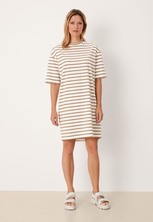 Gestreepte korte jurk met korte mouwen in crème en beige, knielengte, gemaakt van zachte stof, met een relaxte pasvorm en een ronde hals.