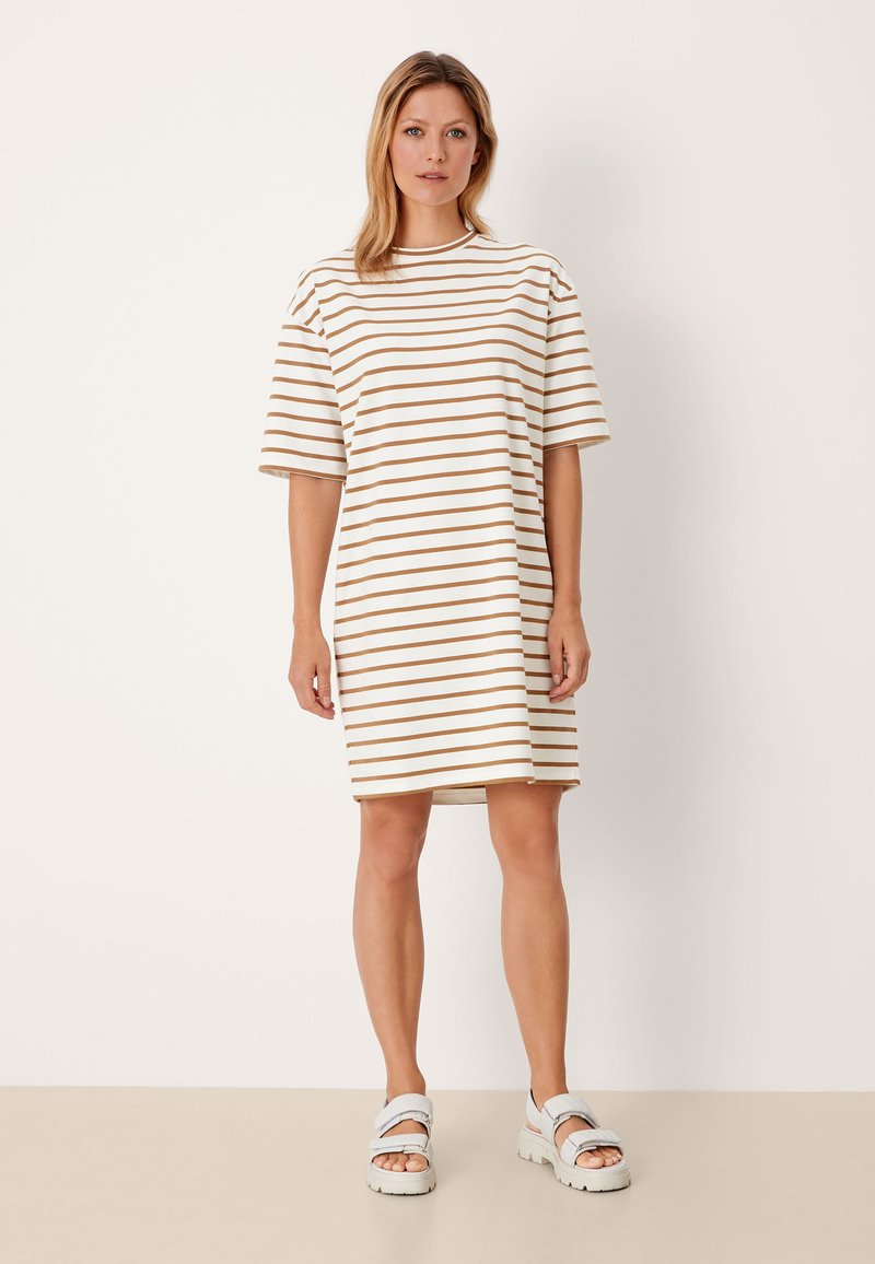 Gestreepte korte jurk met korte mouwen in crème en beige, knielengte, gemaakt van zachte stof, met een relaxte pasvorm en een ronde hals.