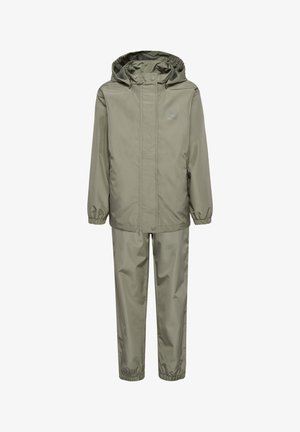 Groen waterdichte regenjas en broek set. De jas heeft een capuchon, elastische manchetten en een drukknopen sluiting aan de voorkant. Glad textuur, minimaal design.