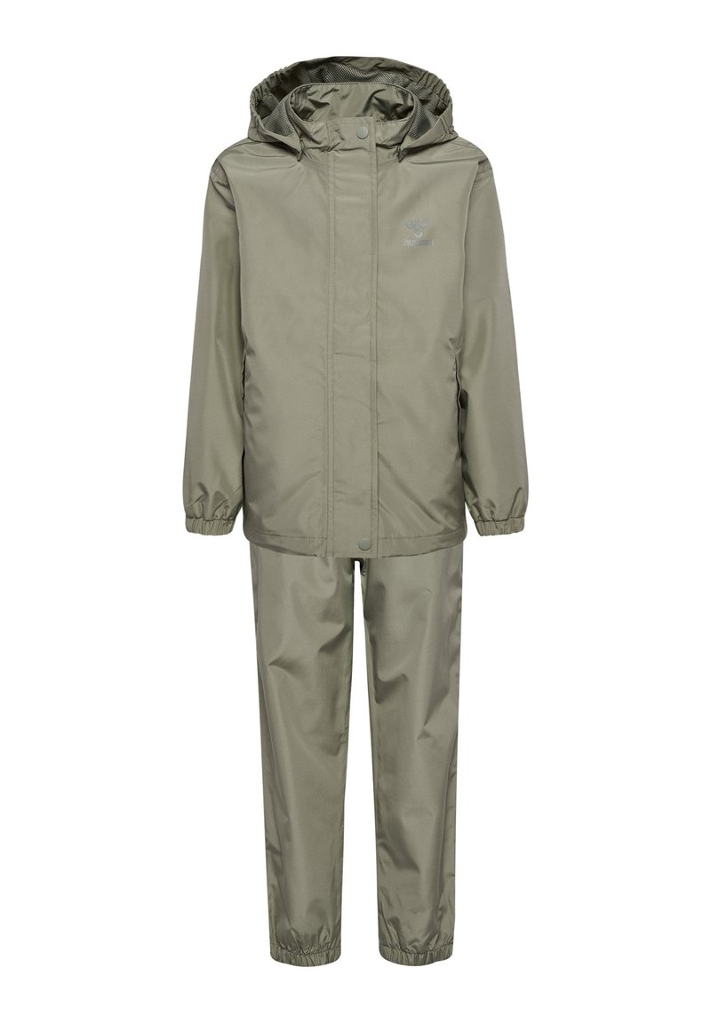 Groen waterdichte regenjas en broek set. De jas heeft een capuchon, elastische manchetten en een drukknopen sluiting aan de voorkant. Glad textuur, minimaal design.