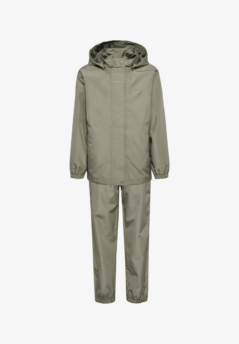 Groen waterdichte regenjas en broek set. De jas heeft een capuchon, elastische manchetten en een drukknopen sluiting aan de voorkant. Glad textuur, minimaal design.