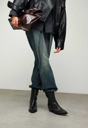 sacha Stiefelette - black