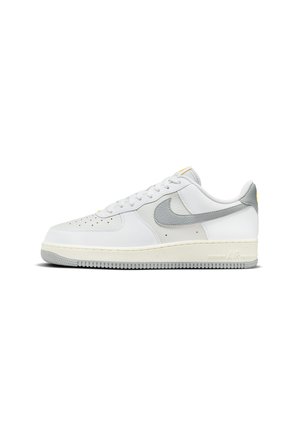 Baskets Nike Air Force 1 en cuir blanc avec des accents gris, présentant un bout rond, des détails perforés et une semelle en caoutchouc texturé.