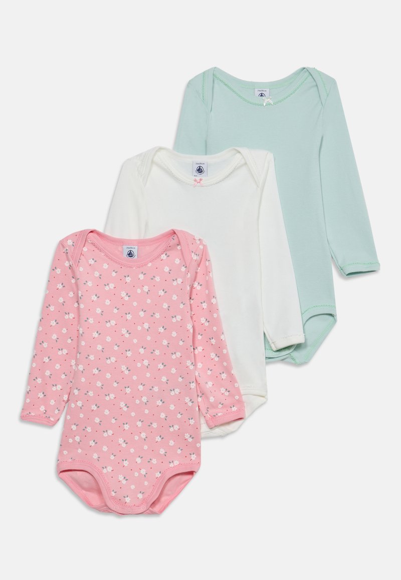 Trois bodies bébé à manches longues, un à motifs floraux roses, un blanc uni et un vert clair uni, disposés en chevauchement sur fond blanc.