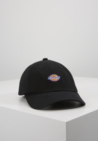 Fekete pamut baseballsapka, elől egy kerek, több sz�ínben hímzett logóval. Ívelt karimával és hátul állítható pánttal rendelkezik.