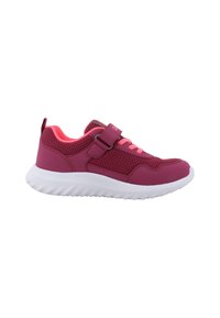 Chaussure de sport violette avec tige en maille et accents roses, dotée d'une sangle Velcro, de lacets roses et d'une semelle en caoutchouc blanc avec un motif texturé.