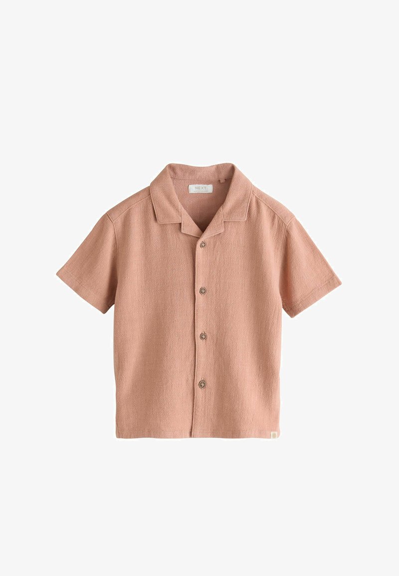 Chemise à manches courtes avec boutons, en tissu rose pâle doux, dotée d'un col cubain et d'un motif texturé discret.