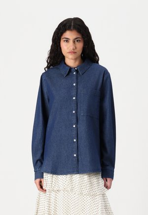 Dunkelblaue Jeanshemd mit langen Ärmeln, einer Knopfleiste, einem Kragen und einer einzelnen Brusttasche. Glatte Textur mit komfortabler Passform.
