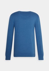 Blauer Strickpullover mit langen Ärmeln, Rundhalsausschnitt und gerippten Bündchen. Glatte Textur in einfarbig, ohne Muster oder Verzierungen.