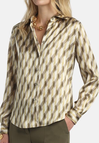 Zijden overhemd met knopen en een geometrisch patroon in groen, beige en bruine tinten. Klassieke kraag en lange mouwen met manchetten.