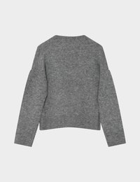 Pull gris tricoté à manches longues avec un col rond et des manches et un bas côtelés, montré de dos sur un fond uni.