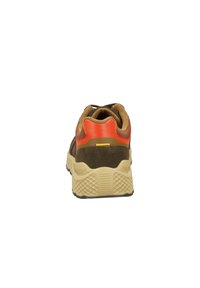 Braune und orangefarbene Sportschuhe mit einer strukturierten Gummisohle, Obermaterial aus Wildleder und gepolstertem Kragen. Mit Schnürsenkeln und verstärktem Fersenbereich.