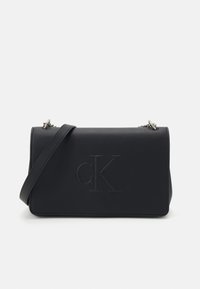 Calvin Klein Jeans SCULPTED FLAP25 DEBOSS - Taška s příčným popruhem - black