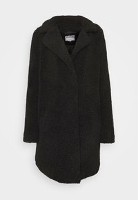 Cappotto nero con una texture a pelo, colletto a bavero e maniche lunghe. Presenta una linea dritta e senza chiusure visibili.