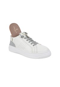 Weiße Ledersneaker mit grauen Akzenten, perforiertem Design, grauen Schnürsenkeln und weißer Gummisohle. Verfügt über ein herausnehmbares, gepolstertes Fußbett.