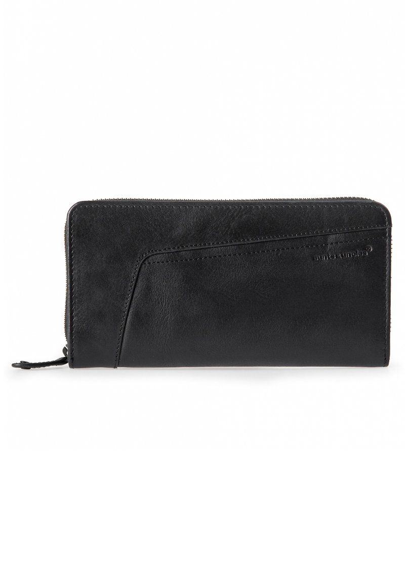 Portafoglio in pelle nera con una texture liscia, chiusura con zip e dettaglio di design angolato sulla parte anteriore, con il nome del marchio impressa.