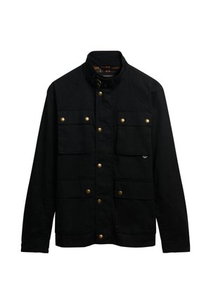 Chaqueta negra hecha de tejido duradero, con un alto cuello, múltiples bolsillos frontales y botones a presión en tono dorado. Texturizada con un sutil patrón.