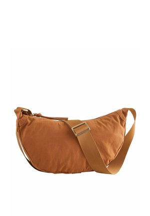 Sac à bandoulière marron en forme de croissant avec sangle réglable et fermeture éclair, fabriqué en tissu lisse.